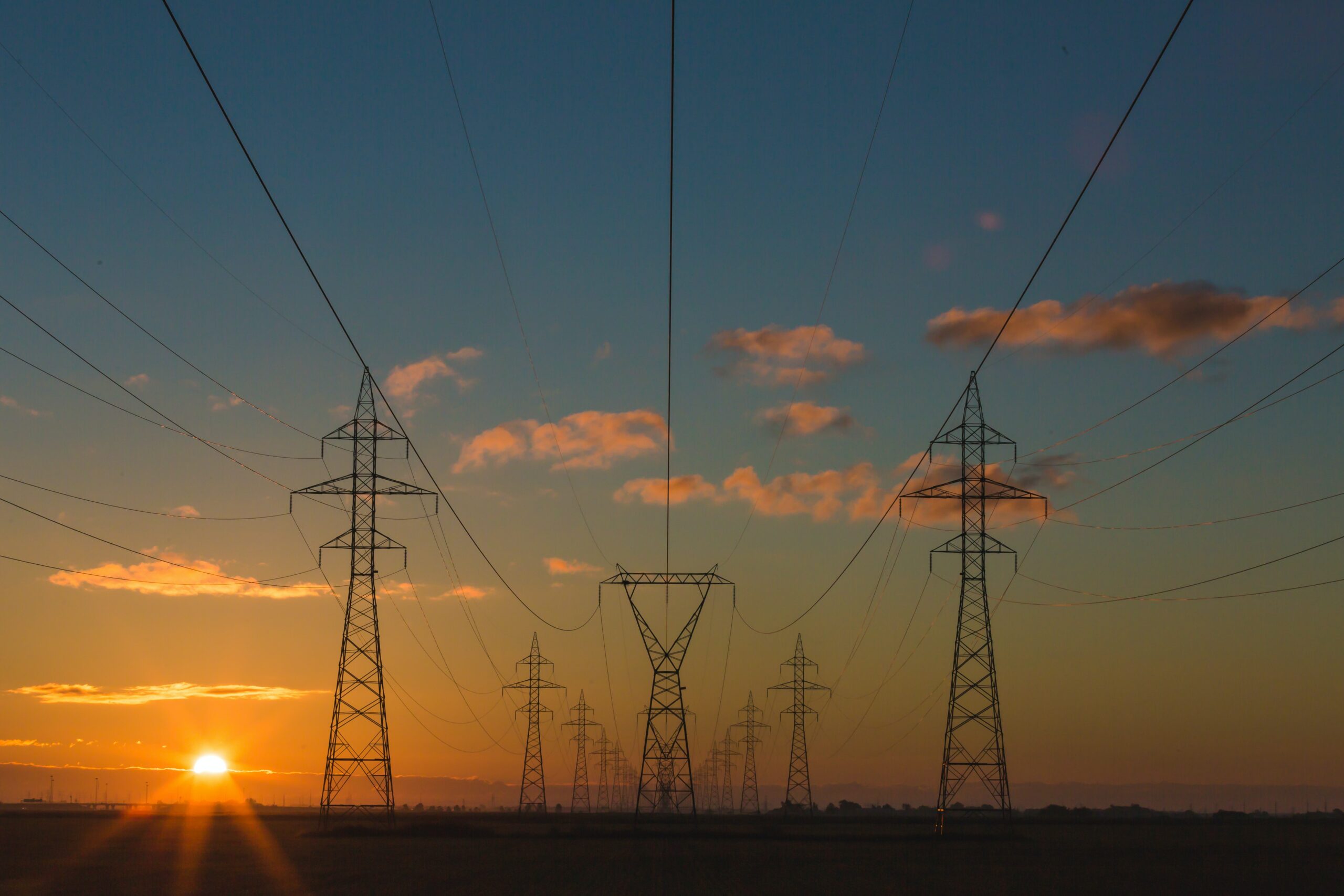 Wie gaan straks al die duurzame elektriciteitsnetten en warmtepompen aanleggen?